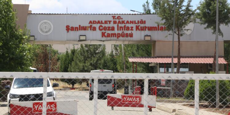 Tutsak yakını çocuğa çıplak arama dayatması