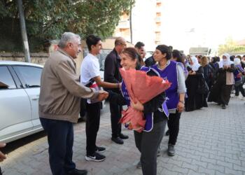 Wan’da yürüyüşten dönen kadınlar çiçeklerle karşılandı