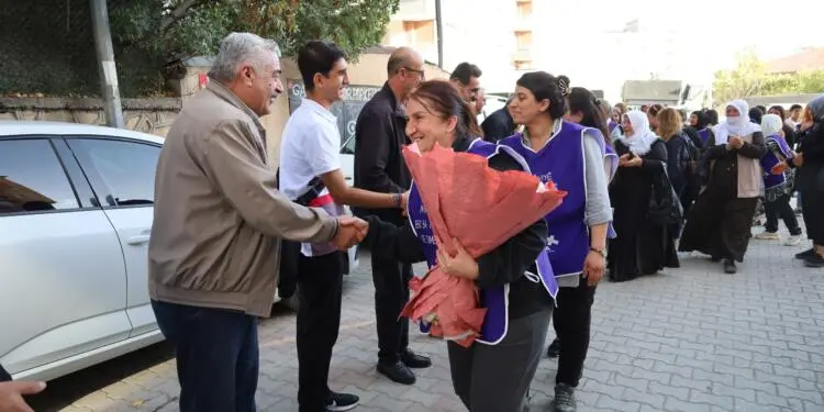 Wan’da yürüyüşten dönen kadınlar çiçeklerle karşılandı