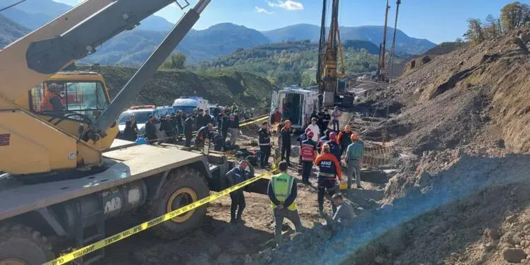 Yol yapımında kuyuya düşen işçi hayatını kaybetti