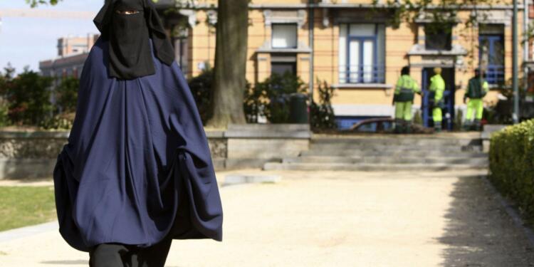 Taliban rejiminden burkasız kadınların devlet kurumlarına giriş yasağı