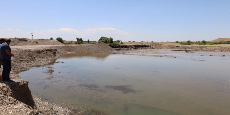 Dicle’de debi düşerken baraj boşalıyor