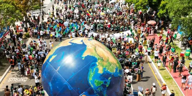 Belém’de 50 bin kişi iklim için yürüdü