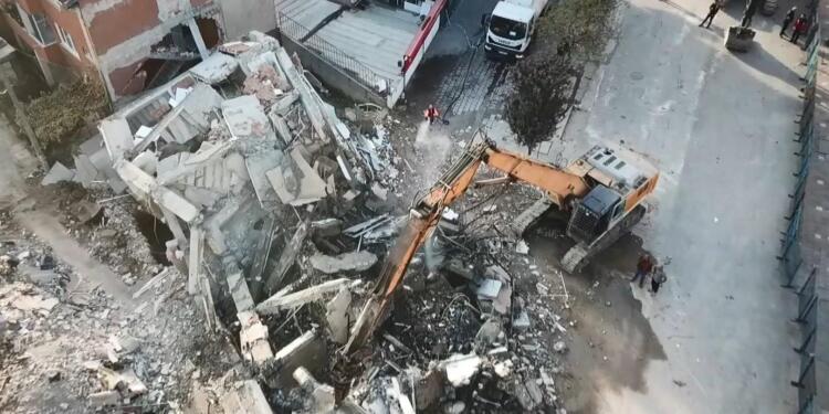 Gebze’de çöken binanın enkaz kaldırma çalışmaları başladı