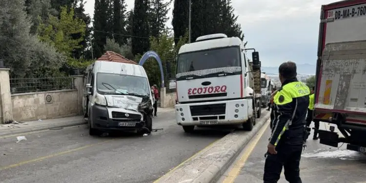 Kamyon ile öğrenci servisi çarpıştı: 22 yaralı