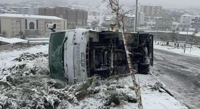 İşçi servisi devrildi: 14 kişi yaralandı