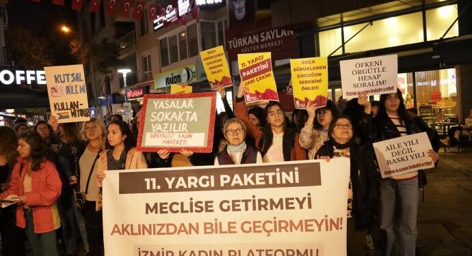 İzmir’de kadınlar 11’inci Yargı Paketine karşı sokakta: Haklarımızı gasp ettirmeyeceğiz