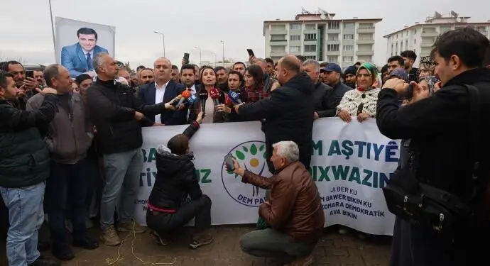 Demirtaş’ı ziyaret eden Hatimoğulları: Derhal serbest bırakılmalılar