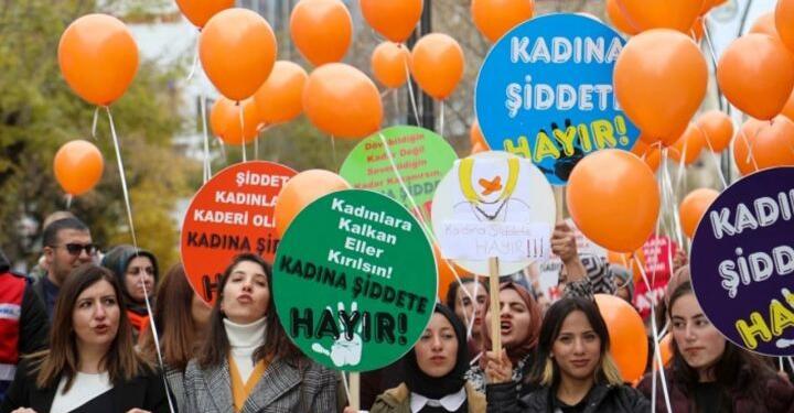 Kadınlar en çok psikolojik şiddet şikayetiyle baroya başvuruyor