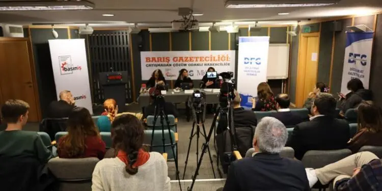 Barış ve çözüm odaklı habercilik tartışıldı