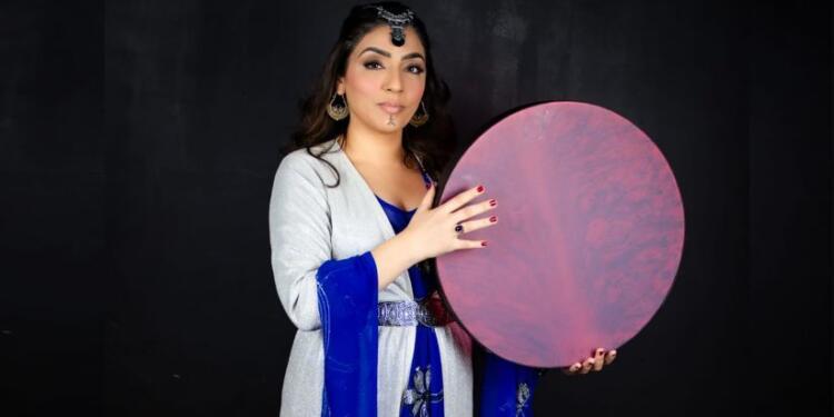 Kürt Sanatçı Zeyno Durar: Dayanışmanın sesini büyütmeliyiz