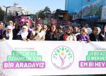 Kadınlar insan zinciri oluşturdu: Mücadeleyi büyüteceğiz