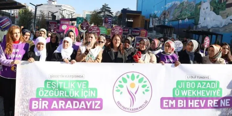 Kadınlar insan zinciri oluşturdu: Mücadeleyi büyüteceğiz
