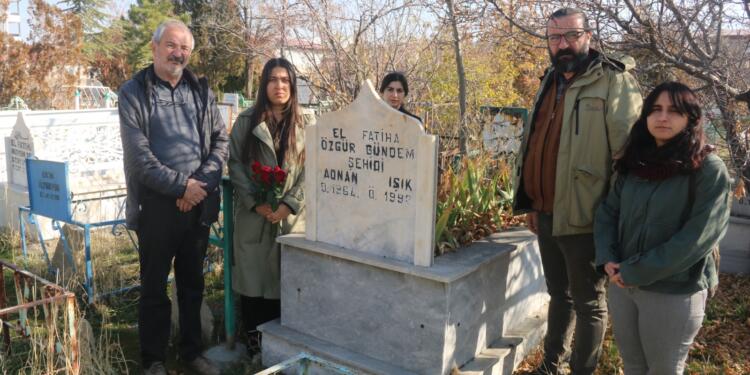 32 yıl önce katledilen gazeteci Işık mezarı başında anıldı