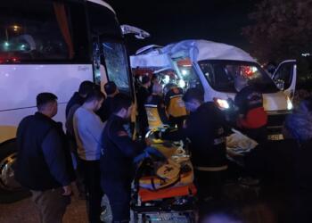 İzmir’de işçileri taşıyan iki servis aracı çarpıştı