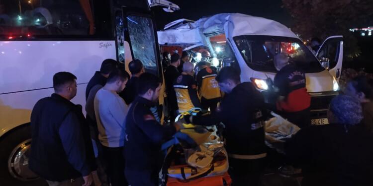 İzmir’de işçileri taşıyan iki servis aracı çarpıştı