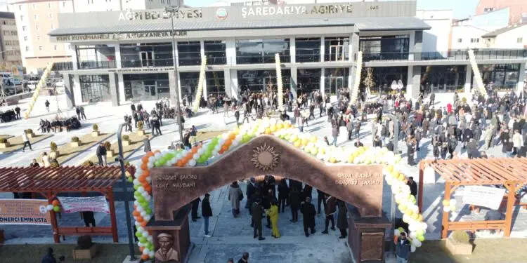 Agirî’de Şakiro Kent Meydanı hizmete açıldı