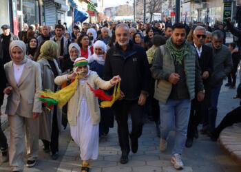 Birçok kentte kuruluş kutlamaları