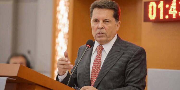 Ahmet Özer’e ‘rüşvet almak’ suçlamasından takipsizlik