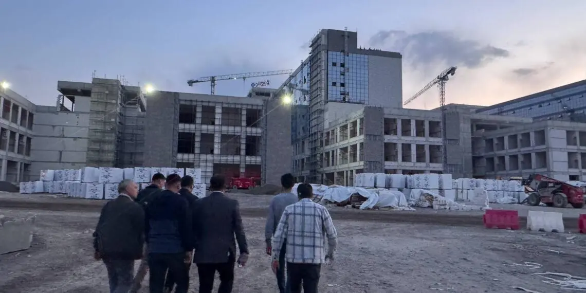 Maaşlarını alamayan Diyarbakır Şehir Hastanesi şantiye işçileri eyleme geçti