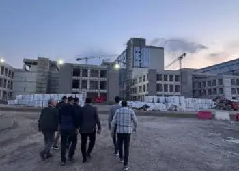 Maaşlarını alamayan Diyarbakır Şehir Hastanesi şantiye işçileri eyleme geçti