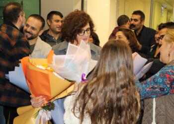 Tahliye edilen Semra Güzel, Amed’de ‘jin, jiyan, azadî’ sloganıyla karşılandı