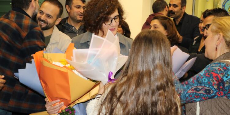 Tahliye edilen Semra Güzel, Amed’de ‘jin, jiyan, azadî’ sloganıyla karşılandı