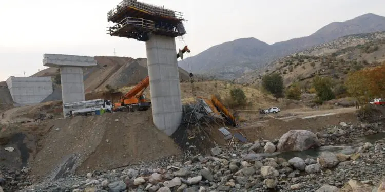 Pasûr’da köprü iskelesinin çökmesi: Yaşamını yitiren kişi sayısı 4’e yükseldi