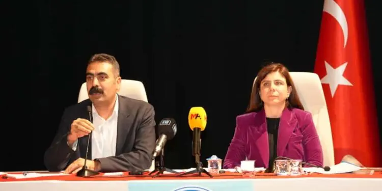 Amed Belediye Eşbaşkanları üniversiteli gençlerle buluştu