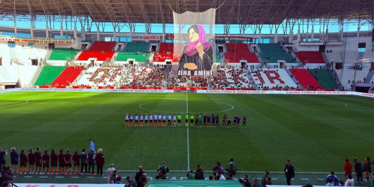 Amedspor maçında Jîna Emînî’nin koreografisi