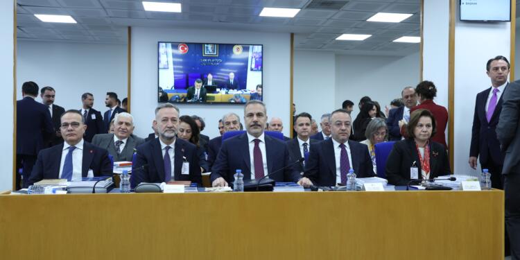 Öztürk: Suriye’deki sorunları tehditle çözemezsiniz