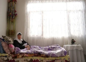 92 yaşındaki Azize anne: Oğlumu bir kez daha görmek için ölüme direniyorum