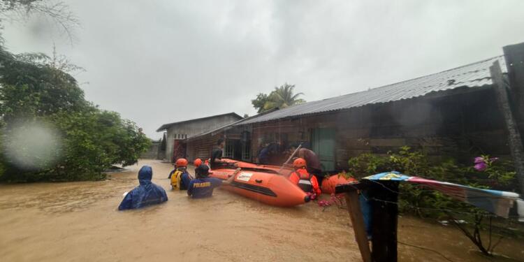 Endonezya’da sel: 10 kişi hayatını kaybetti
