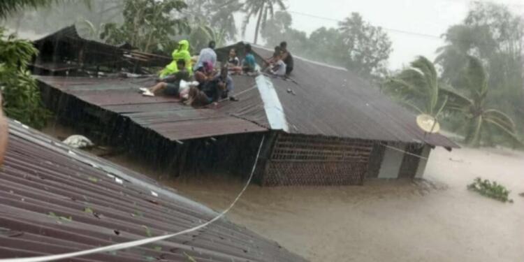 Filipinler’in merkezi sular altında kaldı: 2 kişi öldü