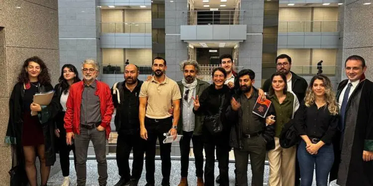 8 gazeteci ve 4 avukat beraat etti