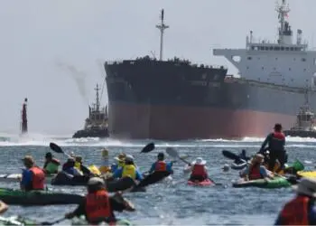 İklim aktivistleri kömür gemilerini limana sokmadı