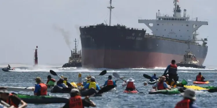 İklim aktivistleri kömür gemilerini limana sokmadı