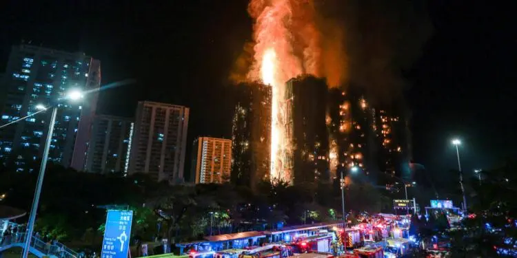 Hong Kong’da büyük yangın: 13 kişi hayatını kaybetti