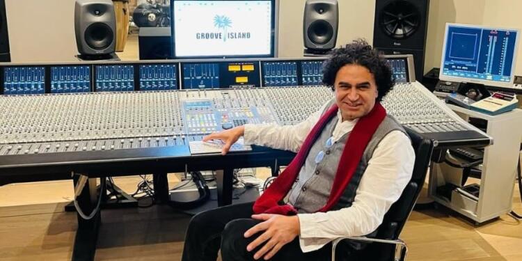 Kürt müzisyen Hakan Akay havaalanında gözaltına alındı