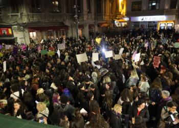 Taksim’de ‘Gece Yürüyüşü’: Kadınlar barikatı aşıp İstiklal’de yürüdü