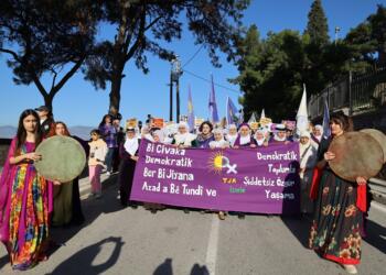 İzmir’de 25 Kasım yürüyüşü: Şiddete, yoksulluğa ve savaşa karşı kadın mücadelesi büyüyor