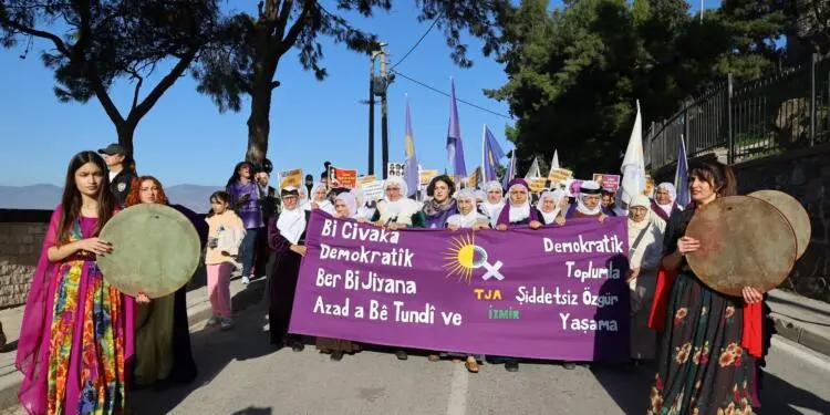 İzmir’de 25 Kasım yürüyüşü: Şiddete, yoksulluğa ve savaşa karşı kadın mücadelesi büyüyor