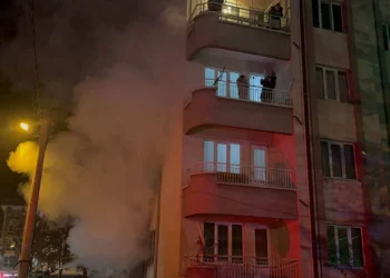Kütahya’da 8 katlı apartmanda yangın: 1 ölü, 2 yaralı
