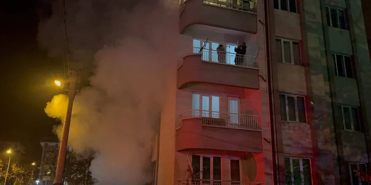 Kütahya’da 8 katlı apartmanda yangın: 1 ölü, 2 yaralı