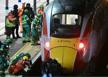 Londra treninde bıçaklı saldırı: 10 kişi yaralandı