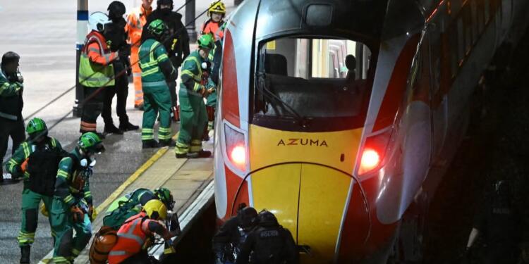 Londra treninde bıçaklı saldırı: 10 kişi yaralandı