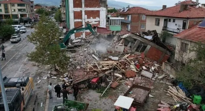 Depremde hasar gören 42 yapı yıkıldı