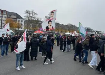 Köln’de ‘özgürlük’ yürüyüşü için toplanma başladı