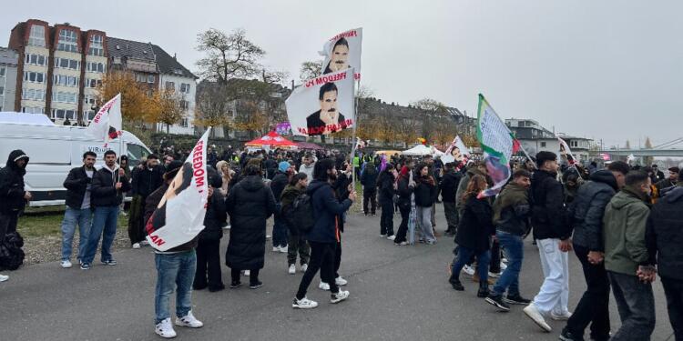 Köln’de ‘özgürlük’ yürüyüşü için toplanma başladı