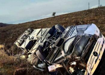 Yolcu otobüsü devrildi: 2 kişi yaşamını yitirdi